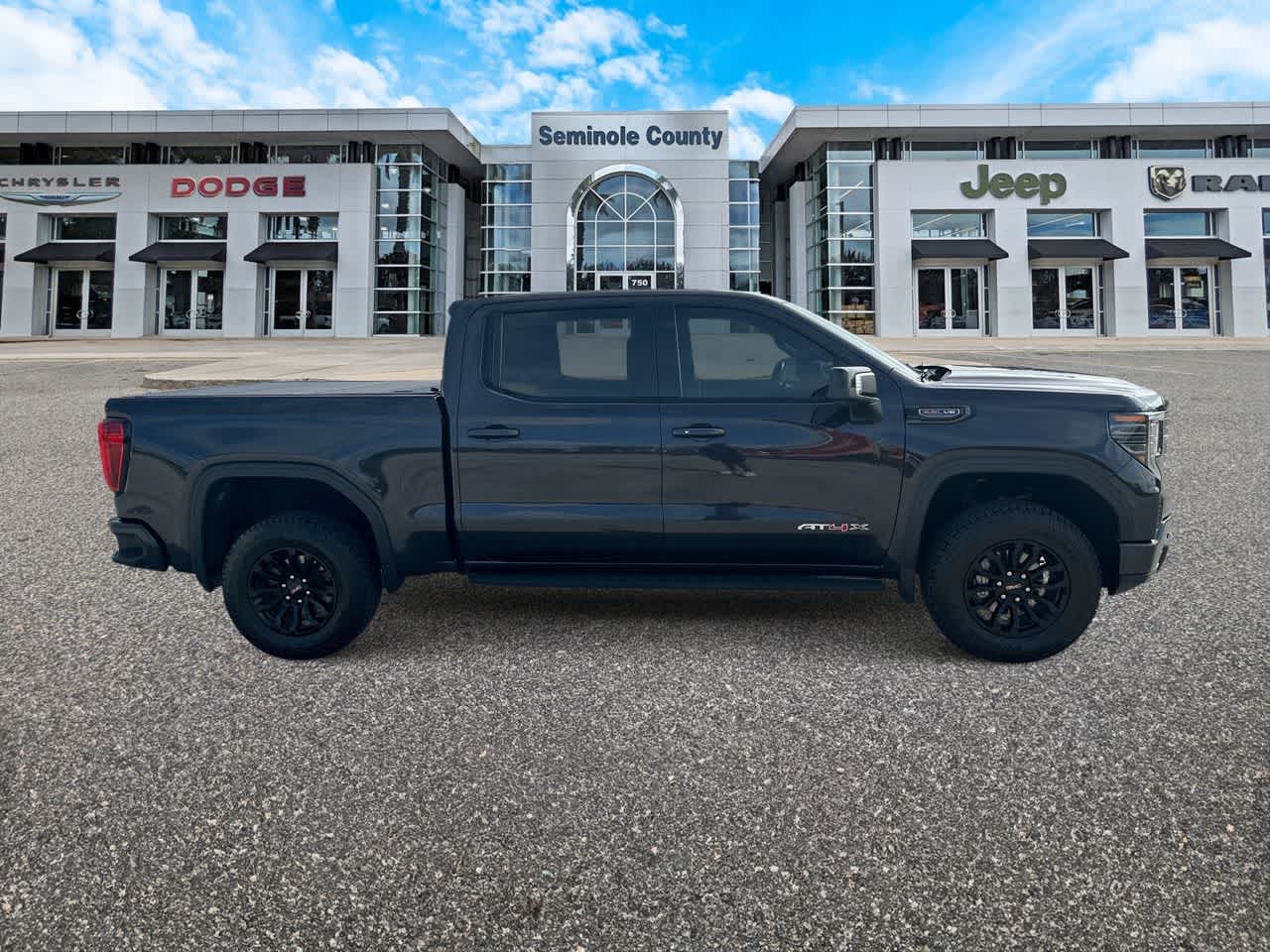 GMC Sierra 1500 4WD de 2023, cabina doble, caja corta, AT4X