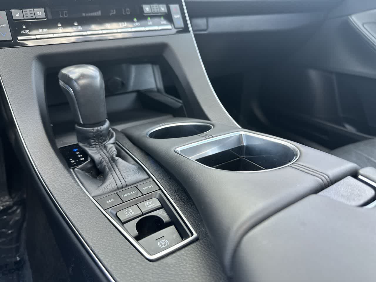 Toyota Avalon Limited Hybrid 2021