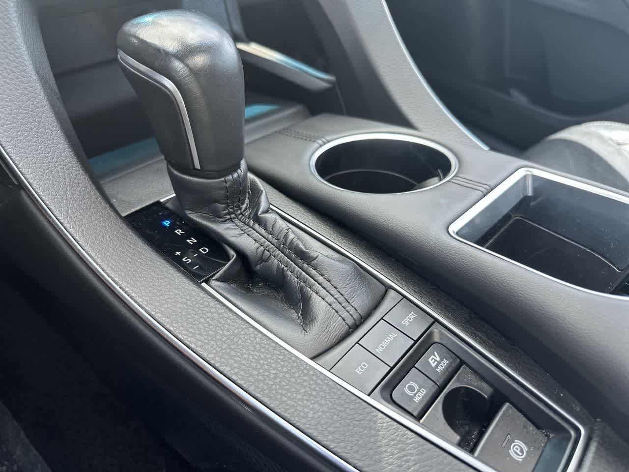 Toyota Avalon Limited Hybrid 2021