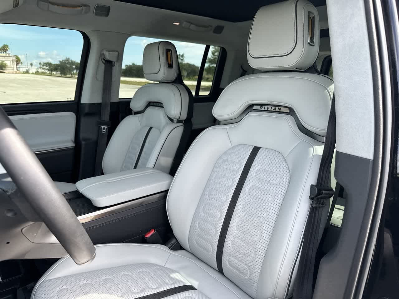 Rivian R1S Adventure 2024