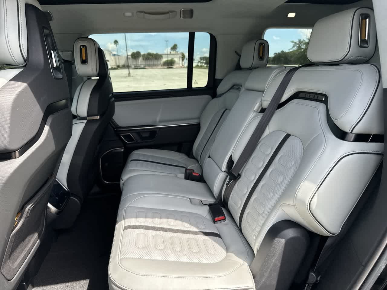Rivian R1S Adventure 2024