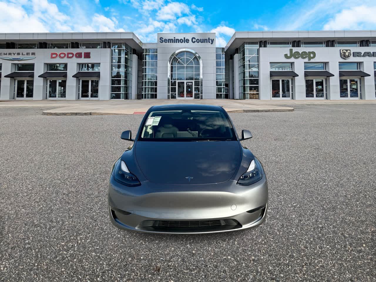Tesla Model Y 2025, versión de largo alcance, doble motor y tracción trasera