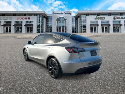 Tesla Model Y 2025, versión de largo alcance, doble motor y tracción trasera