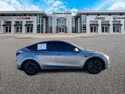 Tesla Model Y 2025, versión de largo alcance, doble motor y tracción trasera