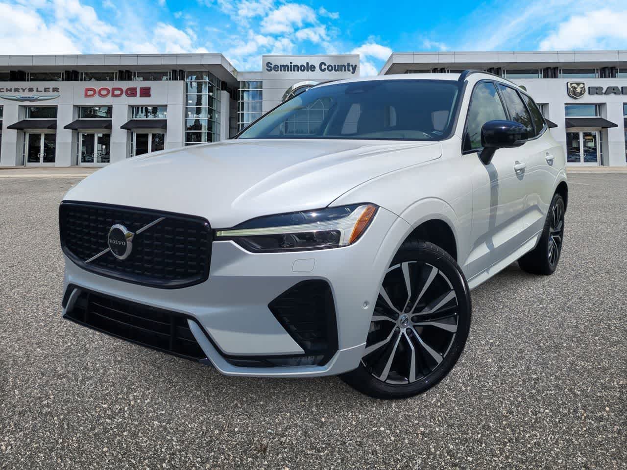Volvo XC60 B5 Plus 2024 con tema oscuro