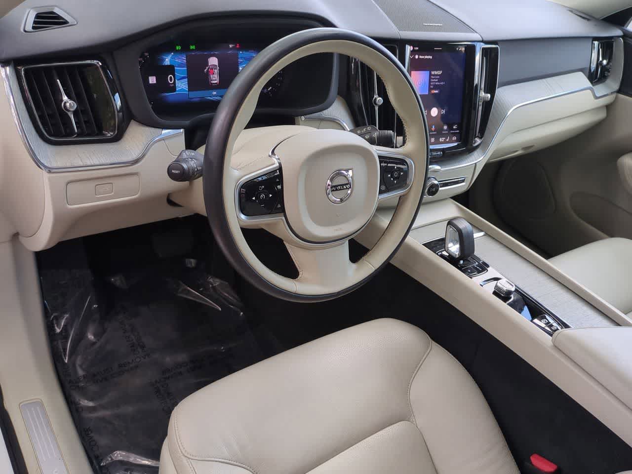 Volvo XC60 B5 Plus 2024 con tema oscuro