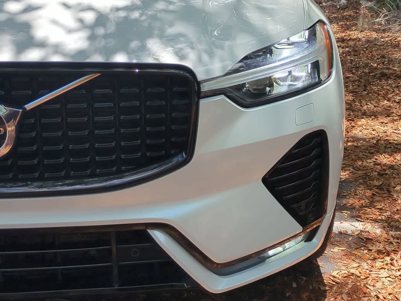 Volvo XC60 B5 Plus 2024 con tema oscuro