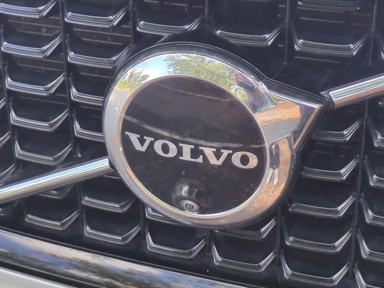 Volvo XC60 B5 Plus 2024 con tema oscuro