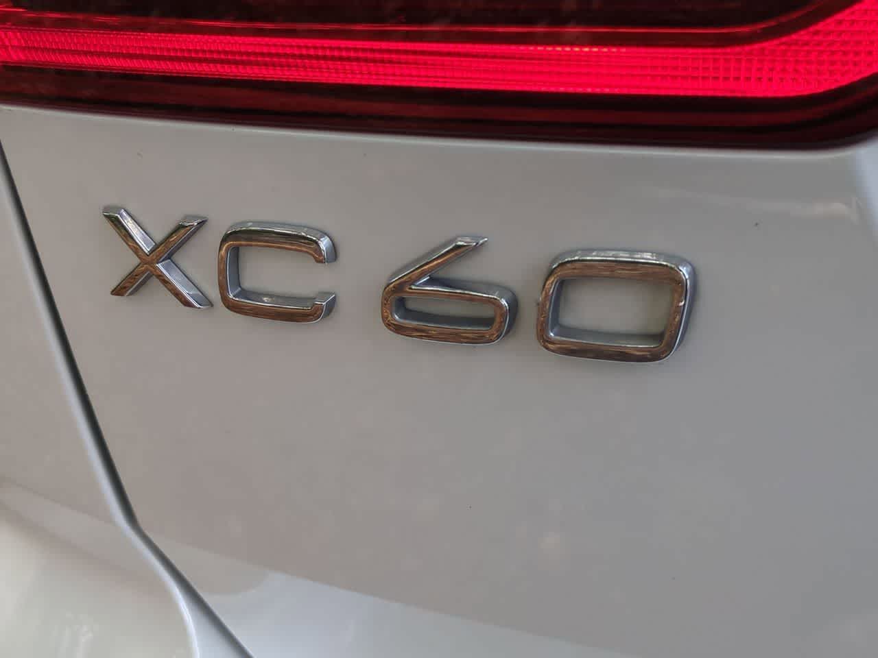 Volvo XC60 B5 Plus 2024 con tema oscuro