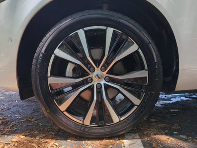 Volvo XC60 B5 Plus 2024 con tema oscuro