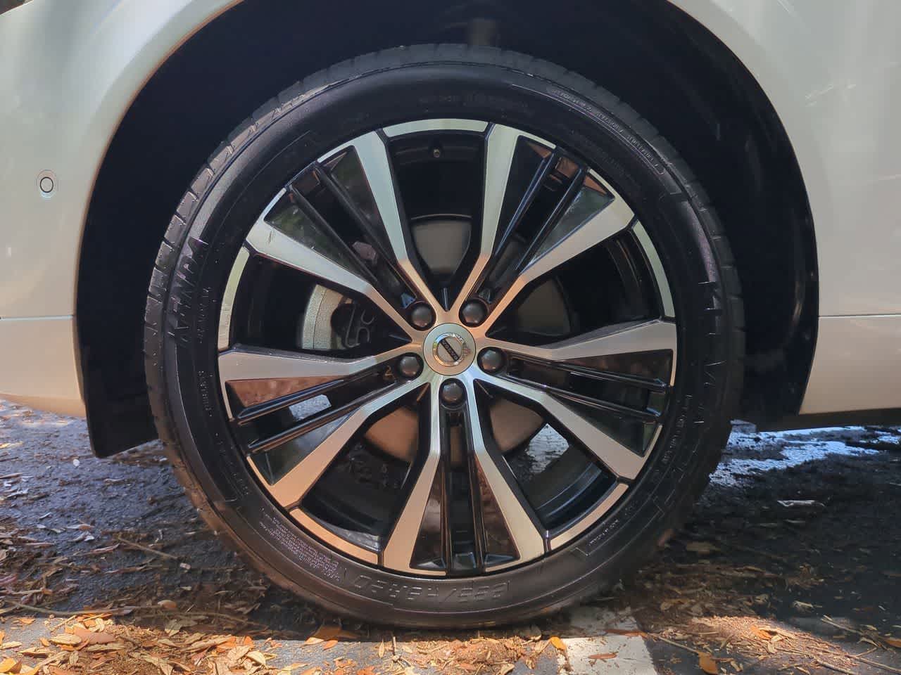 Volvo XC60 B5 Plus 2024 con tema oscuro