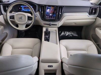 Volvo XC60 B5 Plus 2024 con tema oscuro