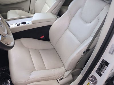 Volvo XC60 B5 Plus 2024 con tema oscuro