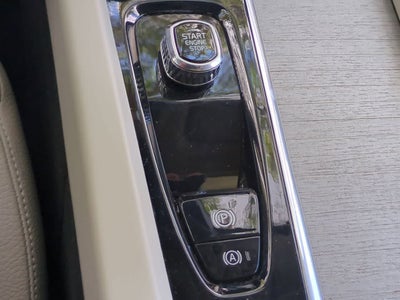Volvo XC60 B5 Plus 2024 con tema oscuro