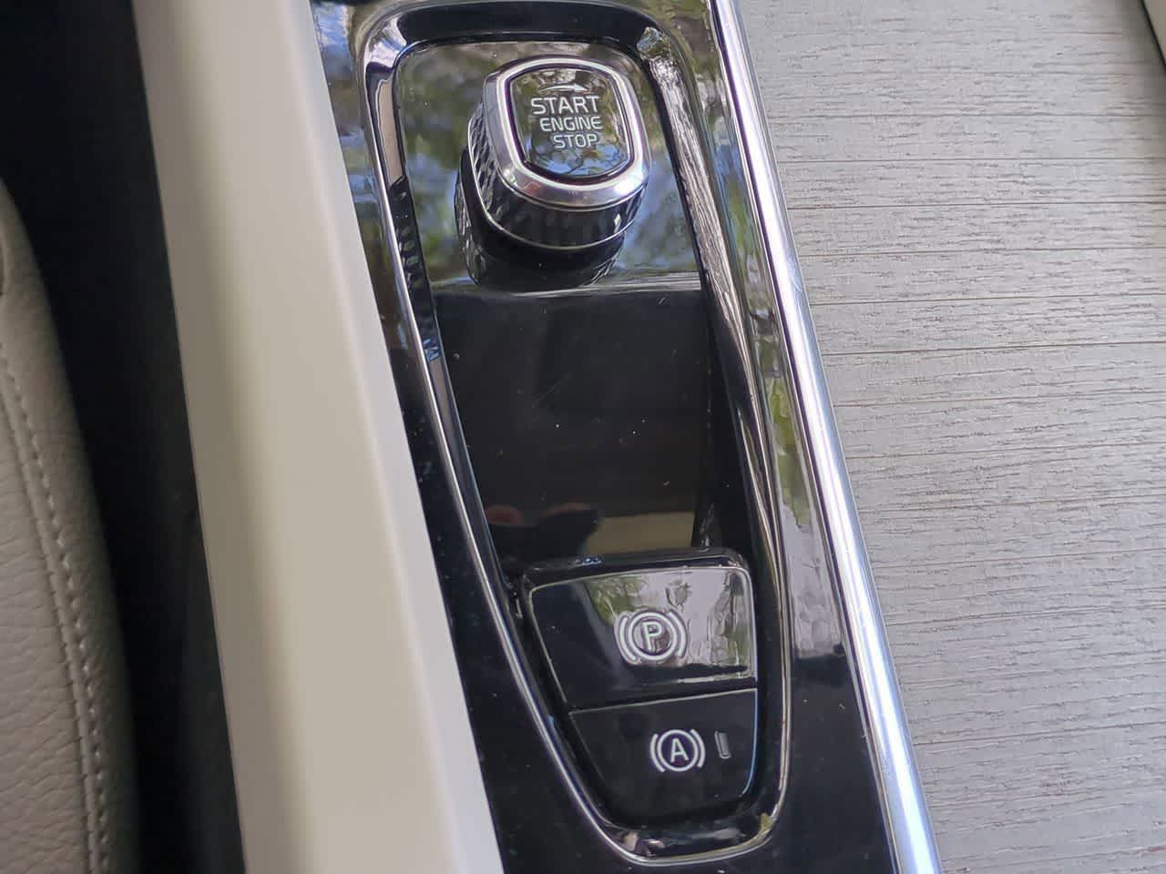 Volvo XC60 B5 Plus 2024 con tema oscuro
