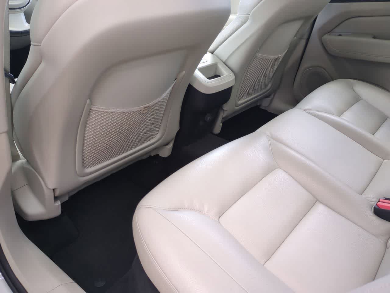 Volvo XC60 B5 Plus 2024 con tema oscuro