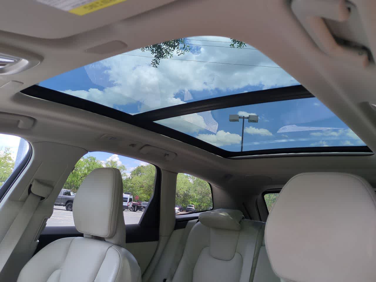 Volvo XC60 B5 Plus 2024 con tema oscuro