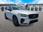 Volvo XC60 B5 Plus 2024 con tema oscuro