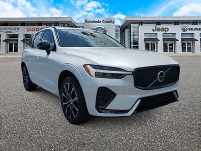 Volvo XC60 B5 Plus 2024 con tema oscuro