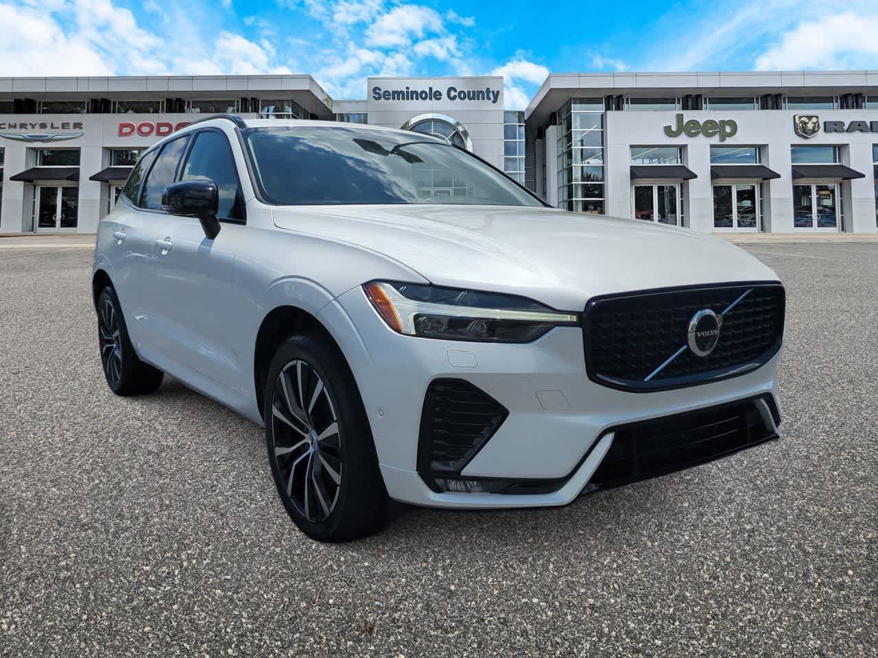 Volvo XC60 B5 Plus 2024 con tema oscuro