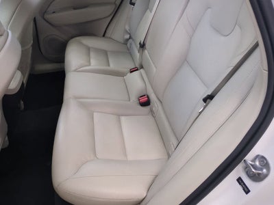 Volvo XC60 B5 Plus 2024 con tema oscuro