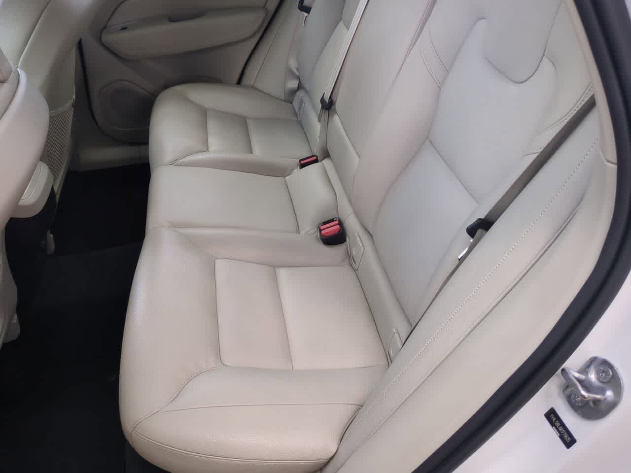 Volvo XC60 B5 Plus 2024 con tema oscuro