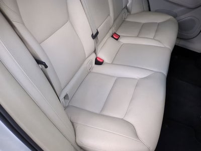 Volvo XC60 B5 Plus 2024 con tema oscuro