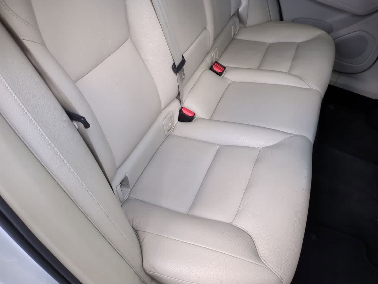 Volvo XC60 B5 Plus 2024 con tema oscuro