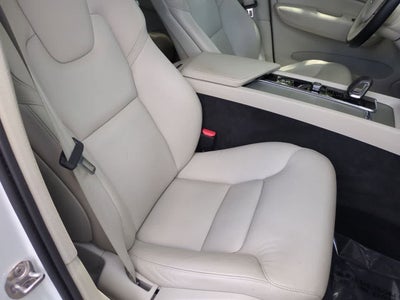 Volvo XC60 B5 Plus 2024 con tema oscuro