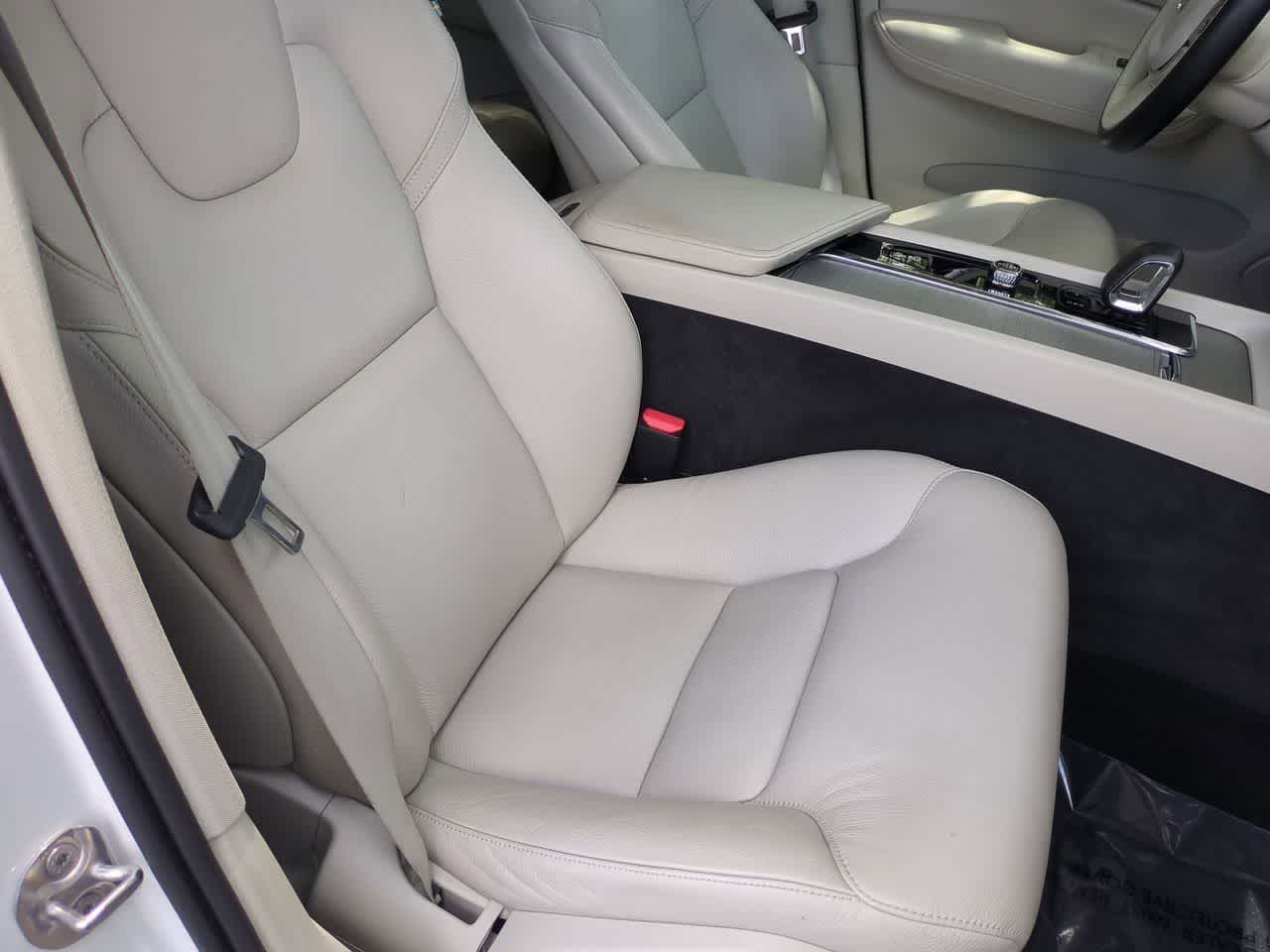 Volvo XC60 B5 Plus 2024 con tema oscuro