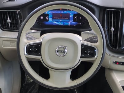 Volvo XC60 B5 Plus 2024 con tema oscuro