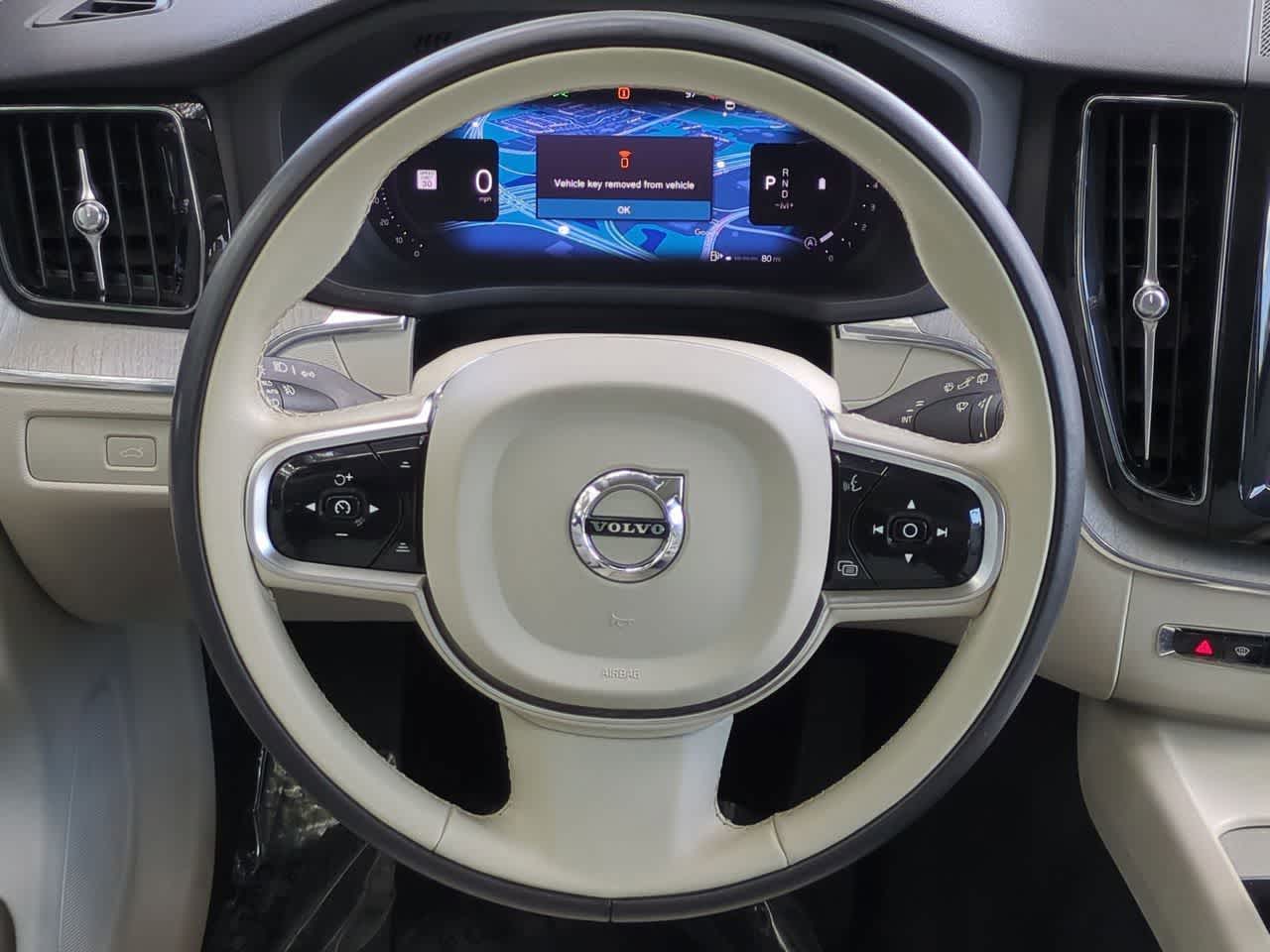 Volvo XC60 B5 Plus 2024 con tema oscuro
