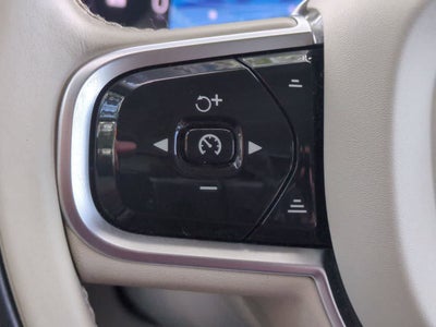 Volvo XC60 B5 Plus 2024 con tema oscuro