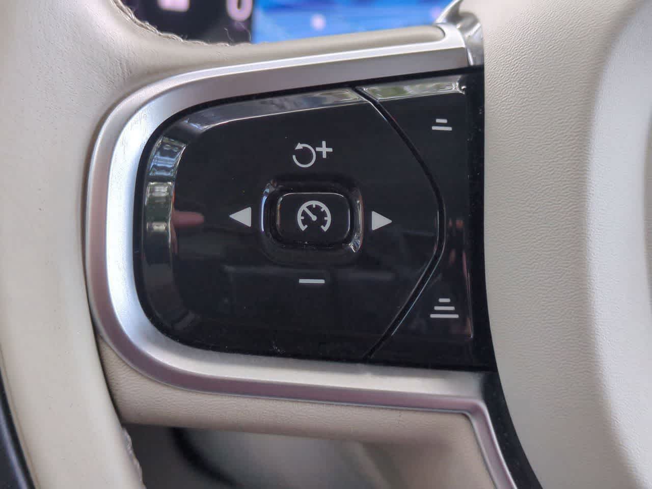 Volvo XC60 B5 Plus 2024 con tema oscuro