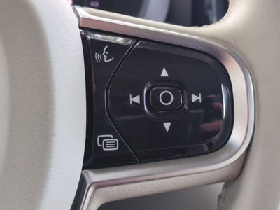 Volvo XC60 B5 Plus 2024 con tema oscuro