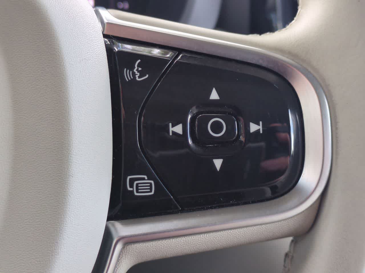 Volvo XC60 B5 Plus 2024 con tema oscuro