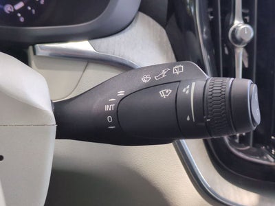 Volvo XC60 B5 Plus 2024 con tema oscuro