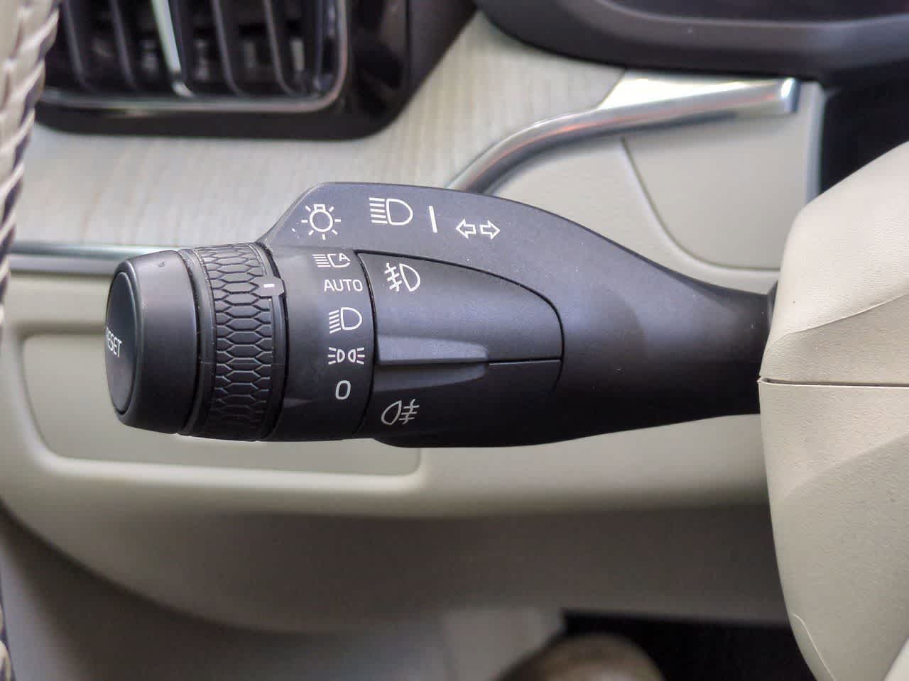 Volvo XC60 B5 Plus 2024 con tema oscuro