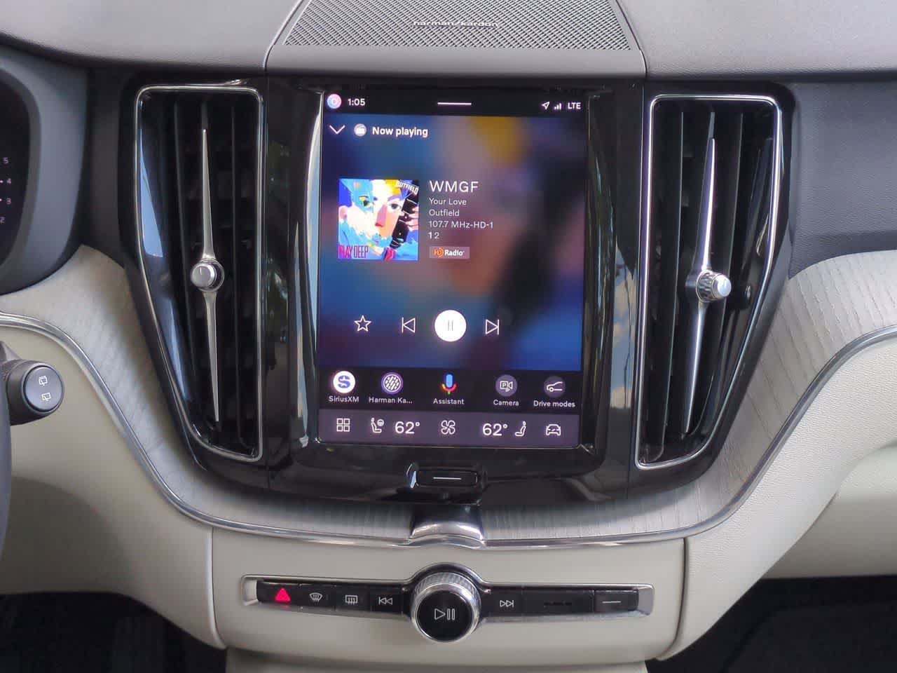 Volvo XC60 B5 Plus 2024 con tema oscuro