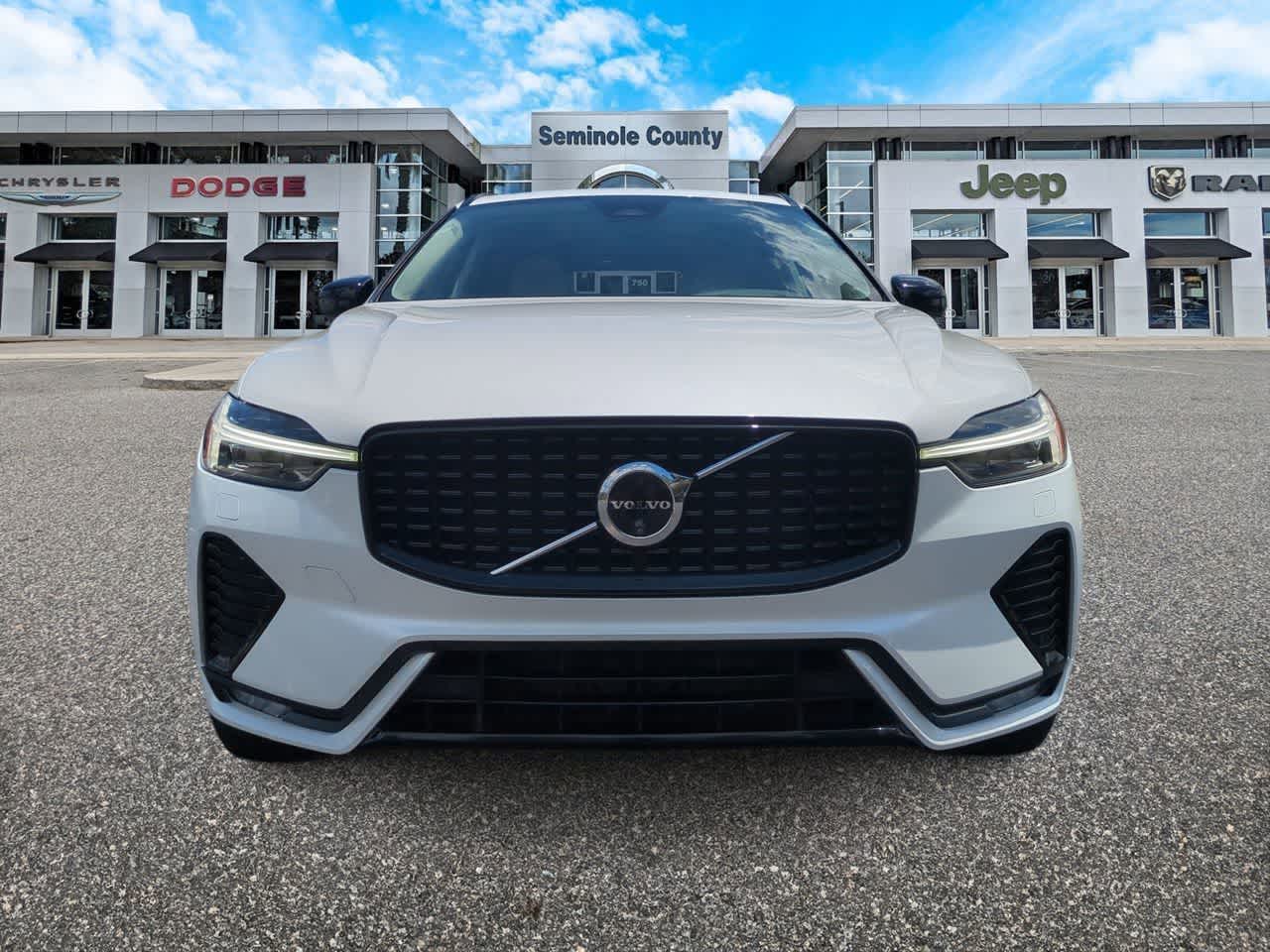 Volvo XC60 B5 Plus 2024 con tema oscuro