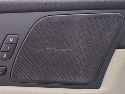 Volvo XC60 B5 Plus 2024 con tema oscuro