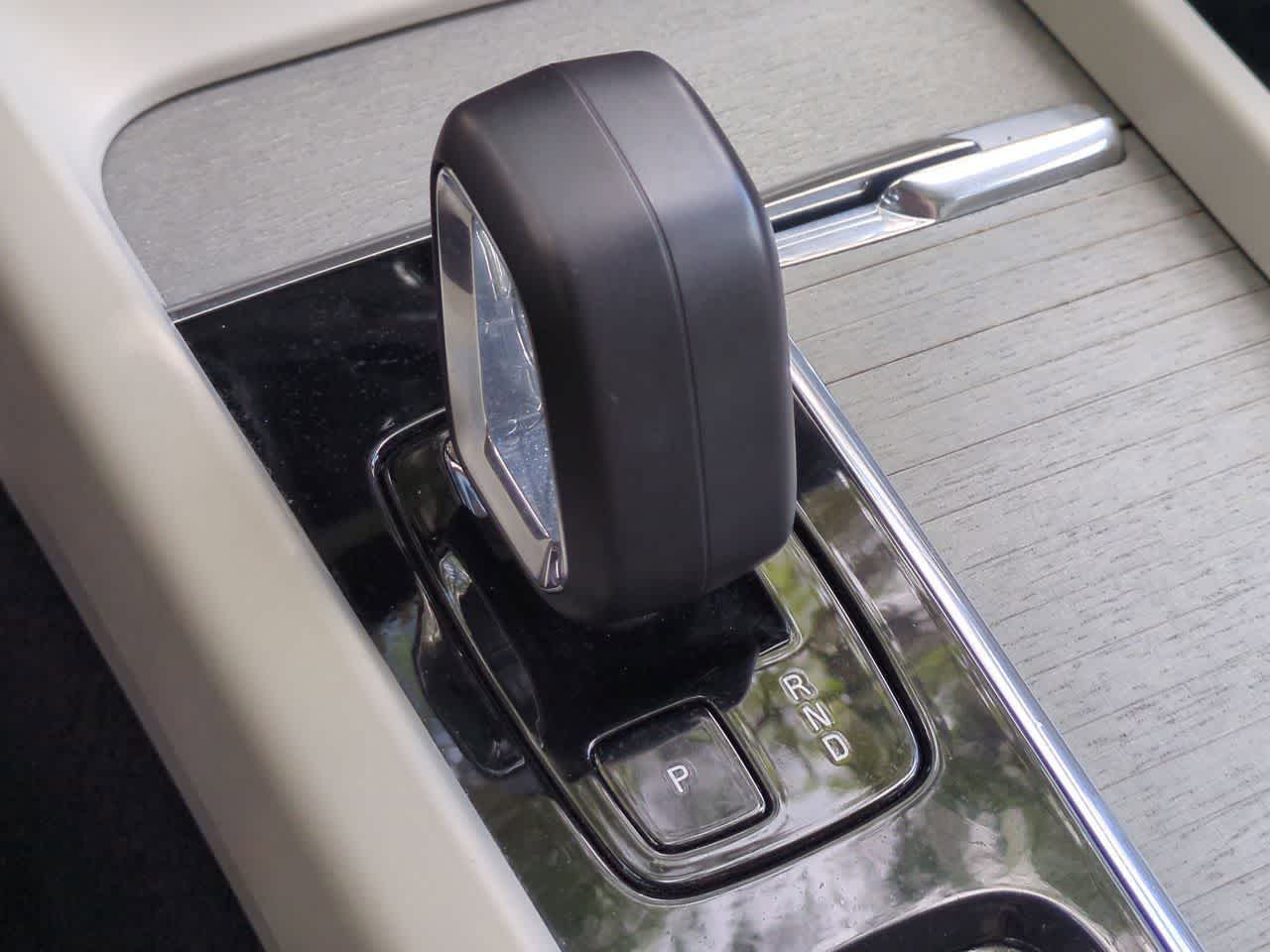 Volvo XC60 B5 Plus 2024 con tema oscuro