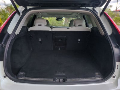 Volvo XC60 B5 Plus 2024 con tema oscuro