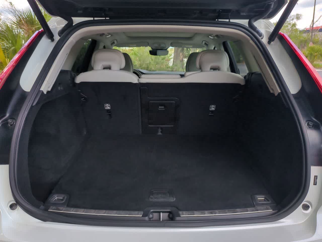 Volvo XC60 B5 Plus 2024 con tema oscuro