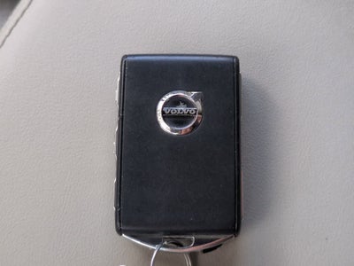 Volvo XC60 B5 Plus 2024 con tema oscuro
