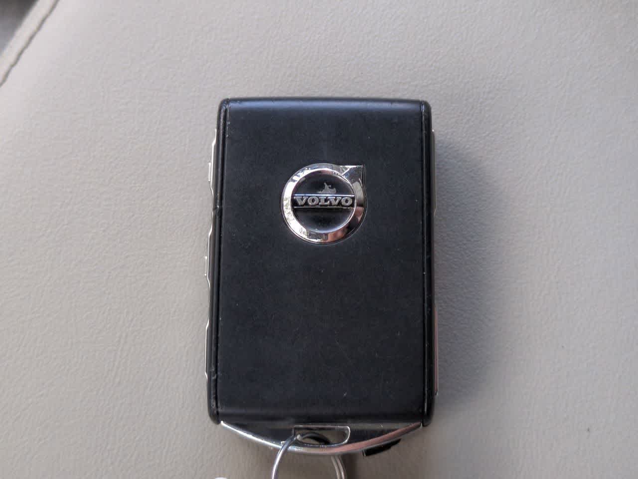 Volvo XC60 B5 Plus 2024 con tema oscuro