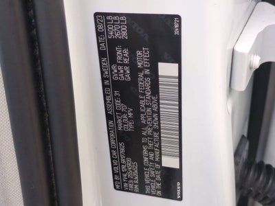 Volvo XC60 B5 Plus 2024 con tema oscuro