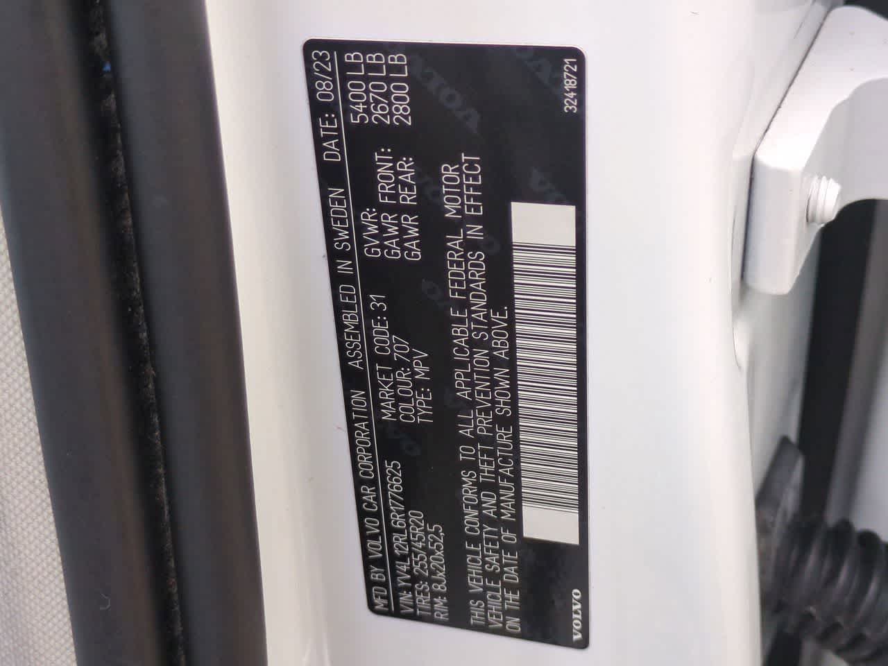 Volvo XC60 B5 Plus 2024 con tema oscuro