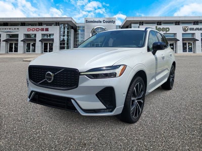 Volvo XC60 B5 Plus 2024 con tema oscuro