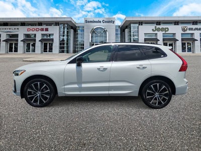 Volvo XC60 B5 Plus 2024 con tema oscuro